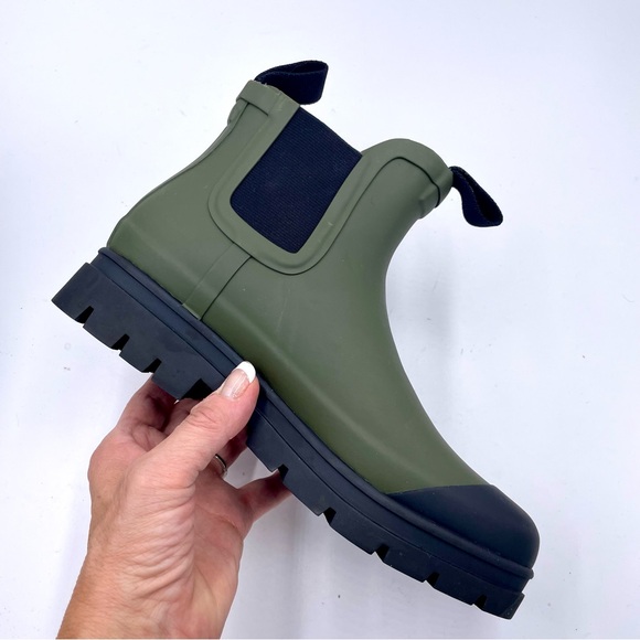 NEW Everlane Surplus Army Green Black Chelsea Rain Boot in Size 6 - Picture 7 of 11